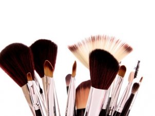 This Product Will Clean Your Makeup Brushes With No Effort